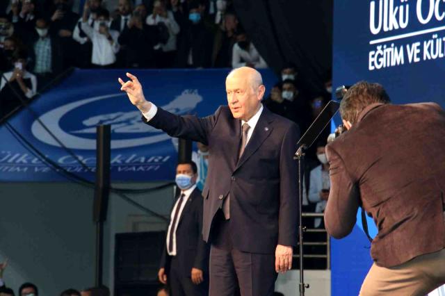 MHP Lideri Bahçeli: "Üniversite kapılarında öğretim üyelerine meydan okuyan, taş atan, hakaret eden bir güruhun Türk gençliğini değil, hain planları...