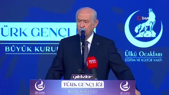 MHP Lideri Bahçeli: "Üniversite kapılarında öğretim üyelerine meydan okuyan, taş atan, hakaret eden bir güruhun Türk gençliğini değil, hain planları...