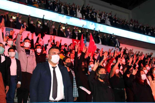 MHP Lideri Bahçeli: "Üniversite kapılarında öğretim üyelerine meydan okuyan, taş atan, hakaret eden bir güruhun Türk gençliğini değil, hain planları...
