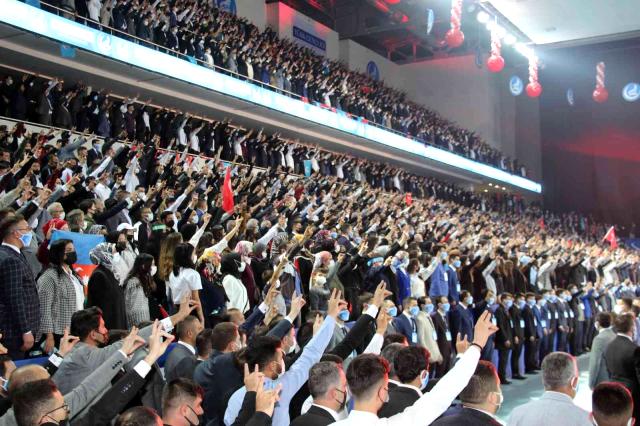 MHP Lideri Bahçeli: "Üniversite kapılarında öğretim üyelerine meydan okuyan, taş atan, hakaret eden bir güruhun Türk gençliğini değil, hain planları...