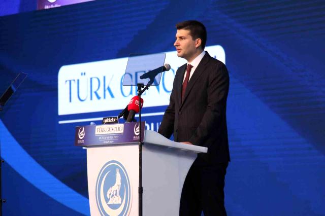 MHP Lideri Bahçeli: "Üniversite kapılarında öğretim üyelerine meydan okuyan, taş atan, hakaret eden bir güruhun Türk gençliğini değil, hain planları...