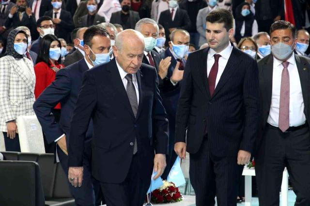 MHP Lideri Bahçeli: "Üniversite kapılarında öğretim üyelerine meydan okuyan, taş atan, hakaret eden bir güruhun Türk gençliğini değil, hain planları...