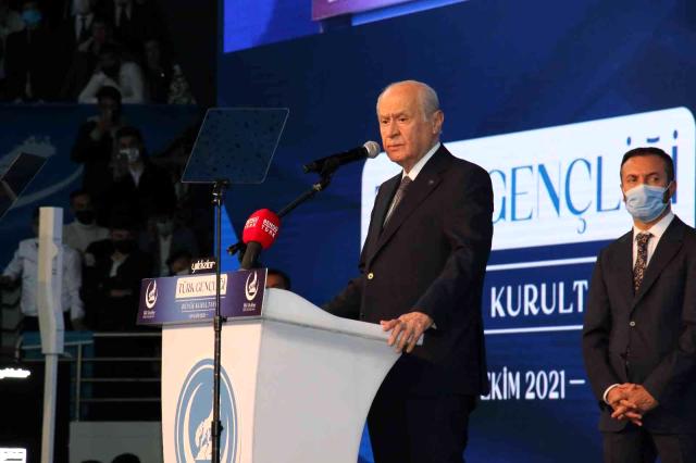 MHP Lideri Bahçeli: "Üniversite kapılarında öğretim üyelerine meydan okuyan, taş atan, hakaret eden bir güruhun Türk gençliğini değil, hain planları...