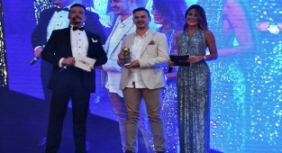 Mirza Parlakyiğit'e Plaketini Özlem Yıldız ve Şenol İpek takdim etti