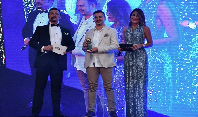 Mirza Parlakyiğit&#039;e Plaketini Özlem Yıldız ve Şenol İpek takdim etti