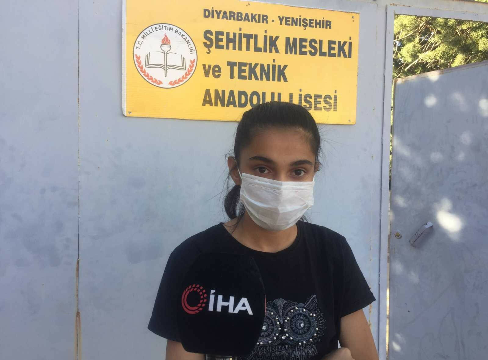 Okula gidemiyorum: Diyarbakır’da lise öğrencisi üniforma alamadığı için okula giremedi