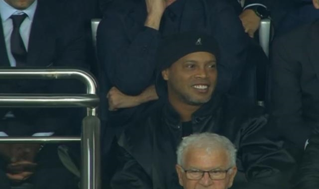 Ronaldinho PSG'nin onur konuğu olarak Leipzig maçına geldi