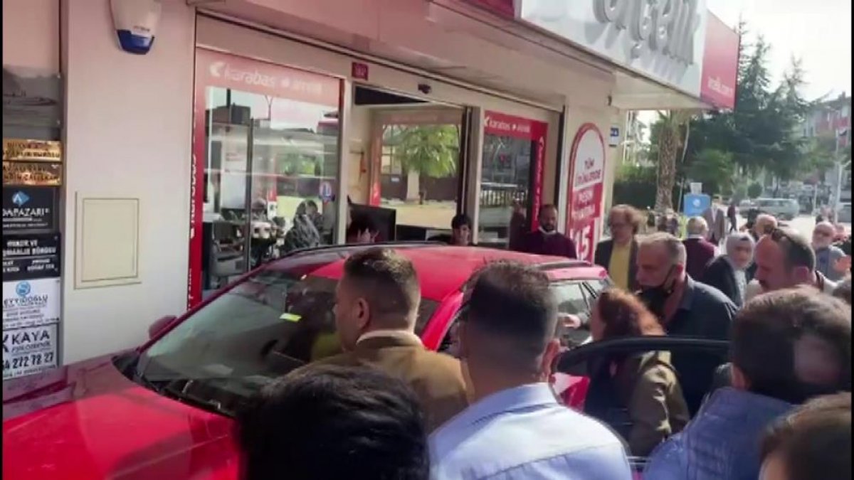 Sakarya'da kaldırımda yürüyen anne ve bebeğine otomobil çarptı