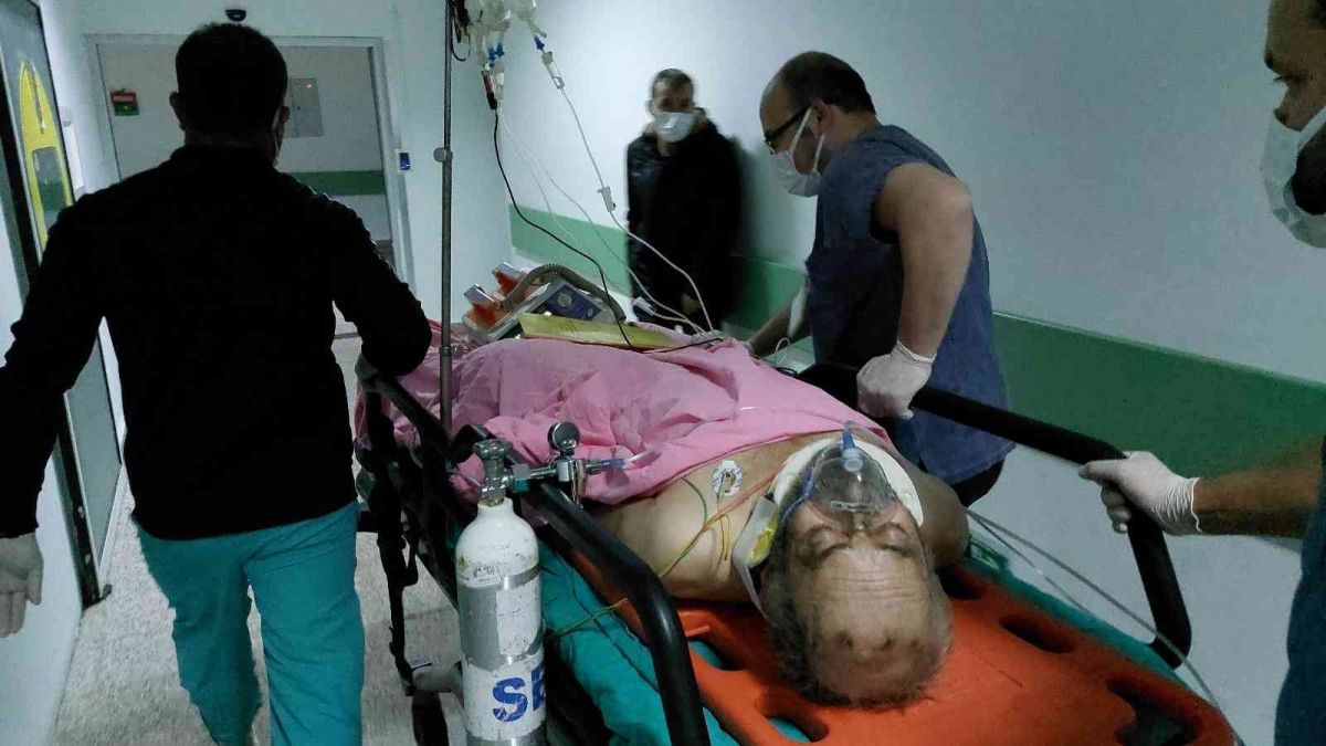 Tamir ettikleri minibüsün altında kaldılar: 1 ölü 1 yaralı