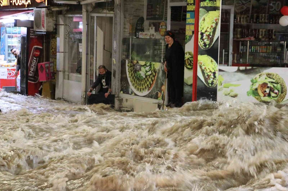 Sivas'ta caddede patlayan su borusu nedeniyle dükkanları su bastı