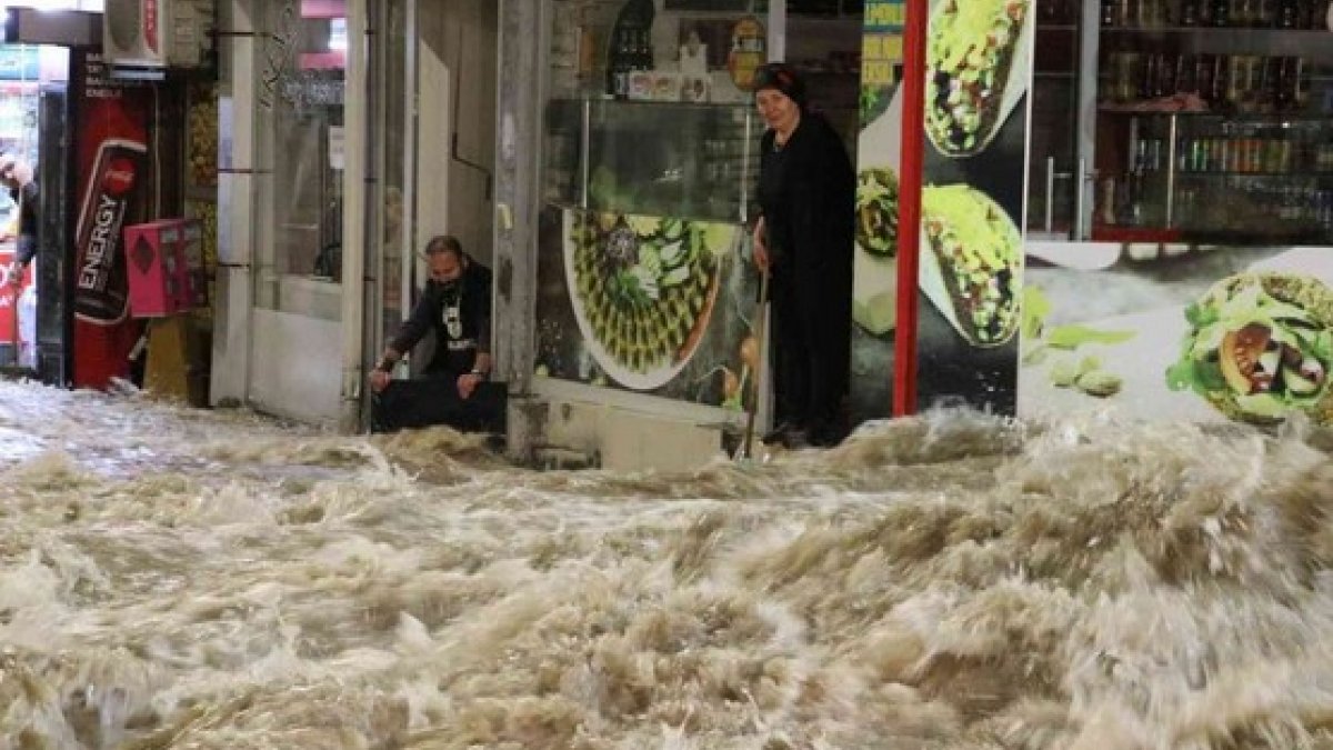 Sivas&#039;ta caddede patlayan su borusu nedeniyle dükkanları su bastı