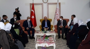 Süleyman Soylu'dan Muş'ta evlat nöbeti tutan ailelere ziyaret