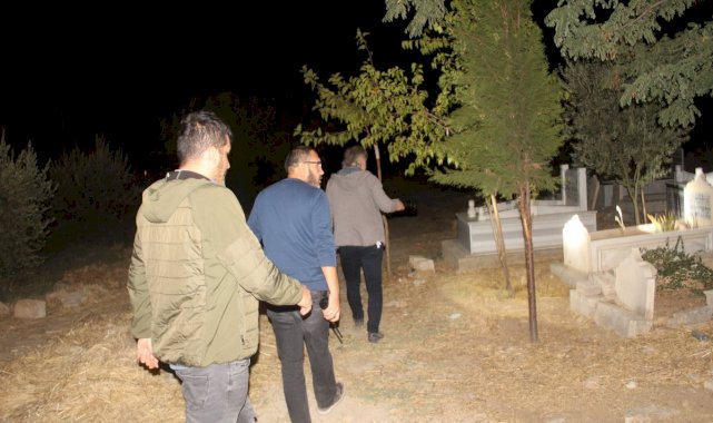 Adıyaman'da polisler ihbar üzerine mezarlıkta arama yaptı