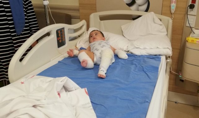 Ağrı’da, 10 aylık bebeğin üzerine çaydanlık devrildi