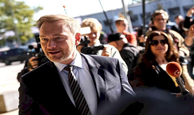 Almanya'da "trafik ışığı koalisyonu" için ilk üçlü görüşme