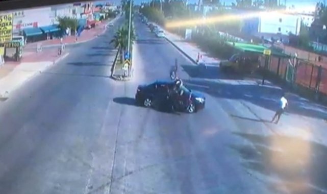 Antalya'da feci kaza: Motosikletli havaya savruldu