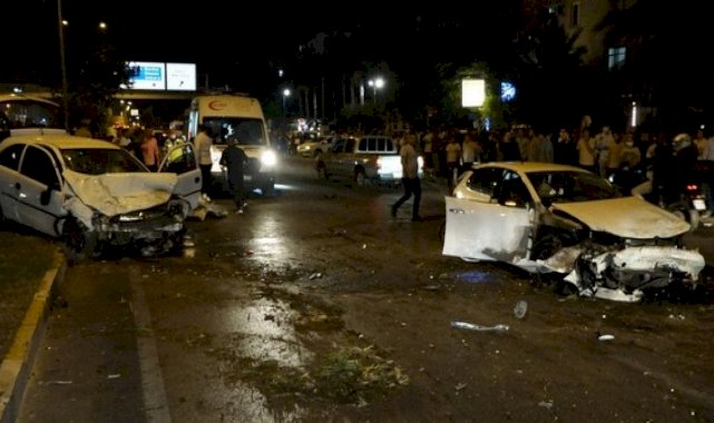 Antalya'da karşı şeride geçen otomobil 2 araca çarptı: 4 yaralı