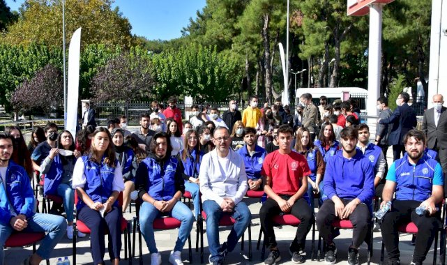 Bakan Kasapoğlu, yangın söndürme çalışmalarına katılan gençlere teşekkür etti