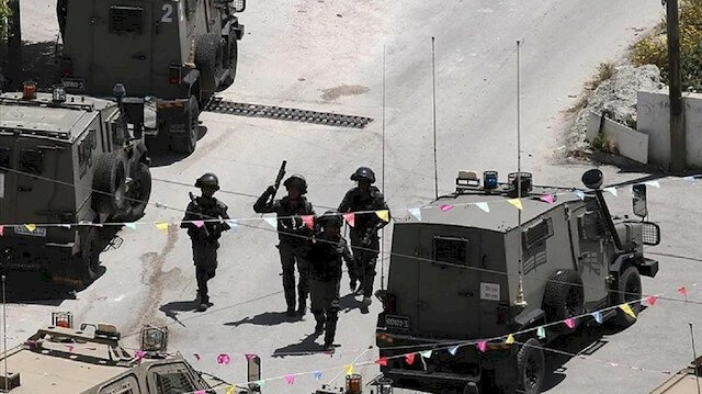 İsrail zulmü bitmiyor: İkisi çocuk 20 Filistinliyi gözaltına aldılar