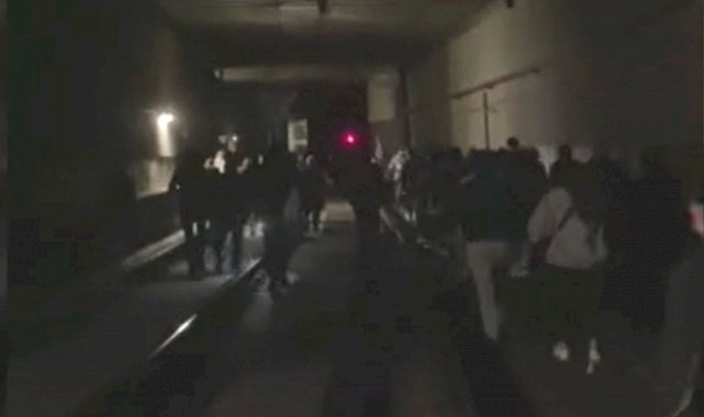 İstanbul’da tramvay arızalandı, yolcular raylarda yürüdü