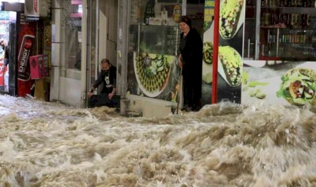 Sivas'ta caddede patlayan su borusu nedeniyle dükkanları su bastı