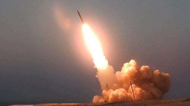 Yemen'deki Husiler Suudi Arabistan'daki askeri kampı balistik füzelerle hedef aldığını açıkladı