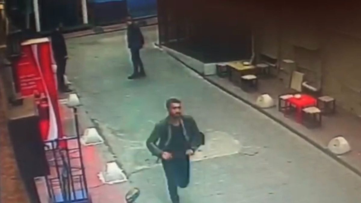 Taksim&#039;de gençlere &#039;yolu açın&#039; diyen turizmci, kalçasından vuruldu