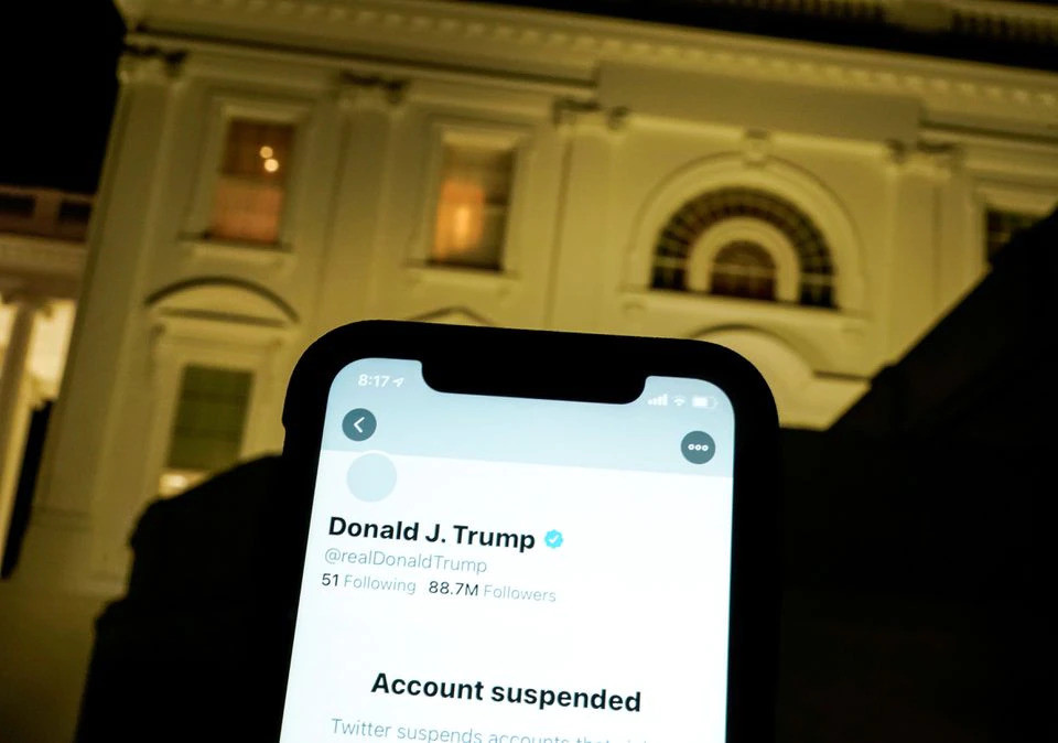 Trump kapatılan twitter hesabının peşine düştü