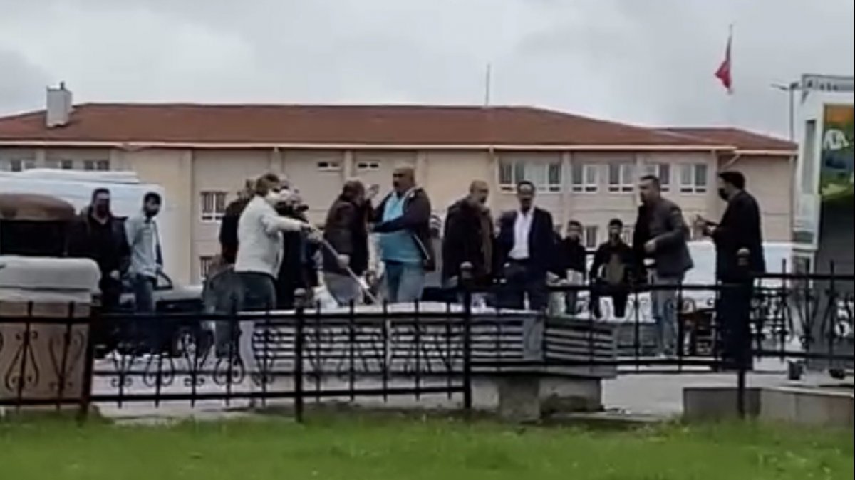 Vicdan ve Merhamet Sizlere Ömür! Dolmuş Şoförlerinin Kürekli Sopalı Kavgası Kameraya Yansıdı!