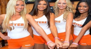 Ünlü restoran zinciri Hooters'da kadın garsonlara dağıtılan tanga tipi şortlar kriz yarattı