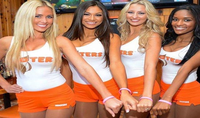 Ünlü restoran zinciri Hooters'da kadın garsonlara dağıtılan tanga tipi şortlar kriz yarattı