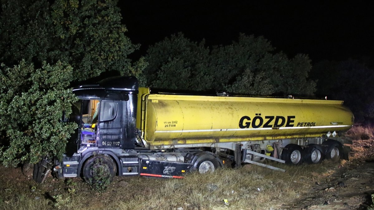 Uşak&#039;ta tankerin çarptığı sürücü yaşamını yitirdi
