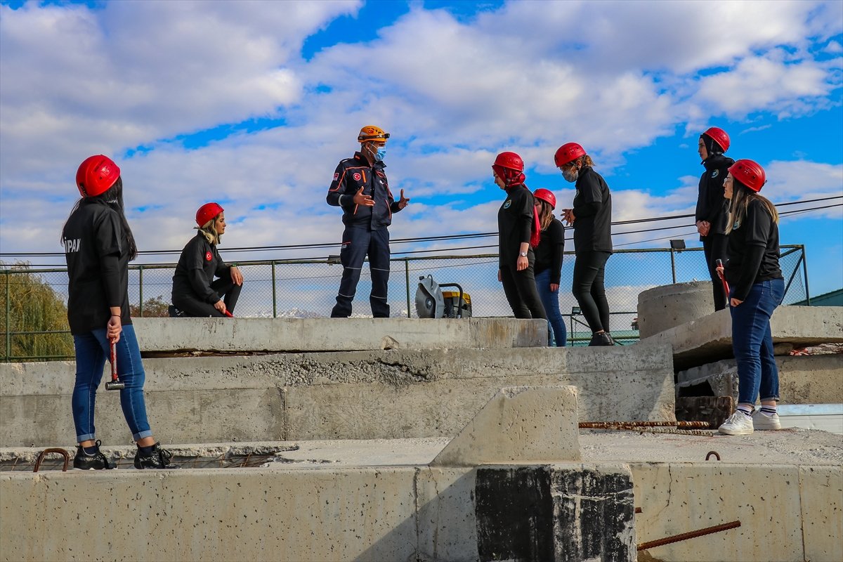 Van'da kadınlardan oluşan arama kurtarma timi kuruldu