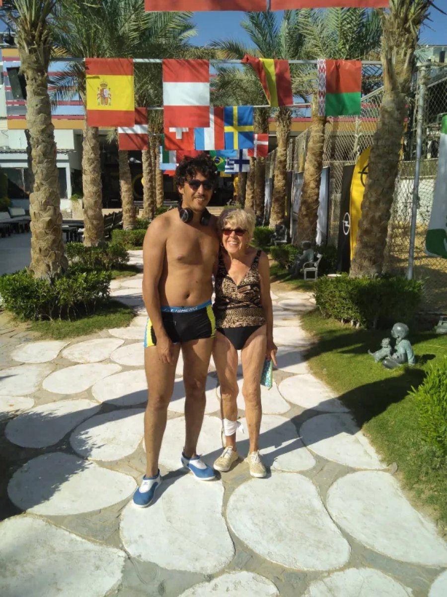 36 yaşındaki Mısırlı ile 82 yaşındaki İngiliz kadının birlikteliği tepki topladı