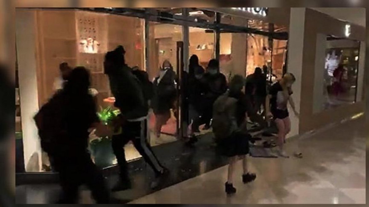 ABD’nin California eyaletindeki lüks mağazalarda yağma olayları sürüyor