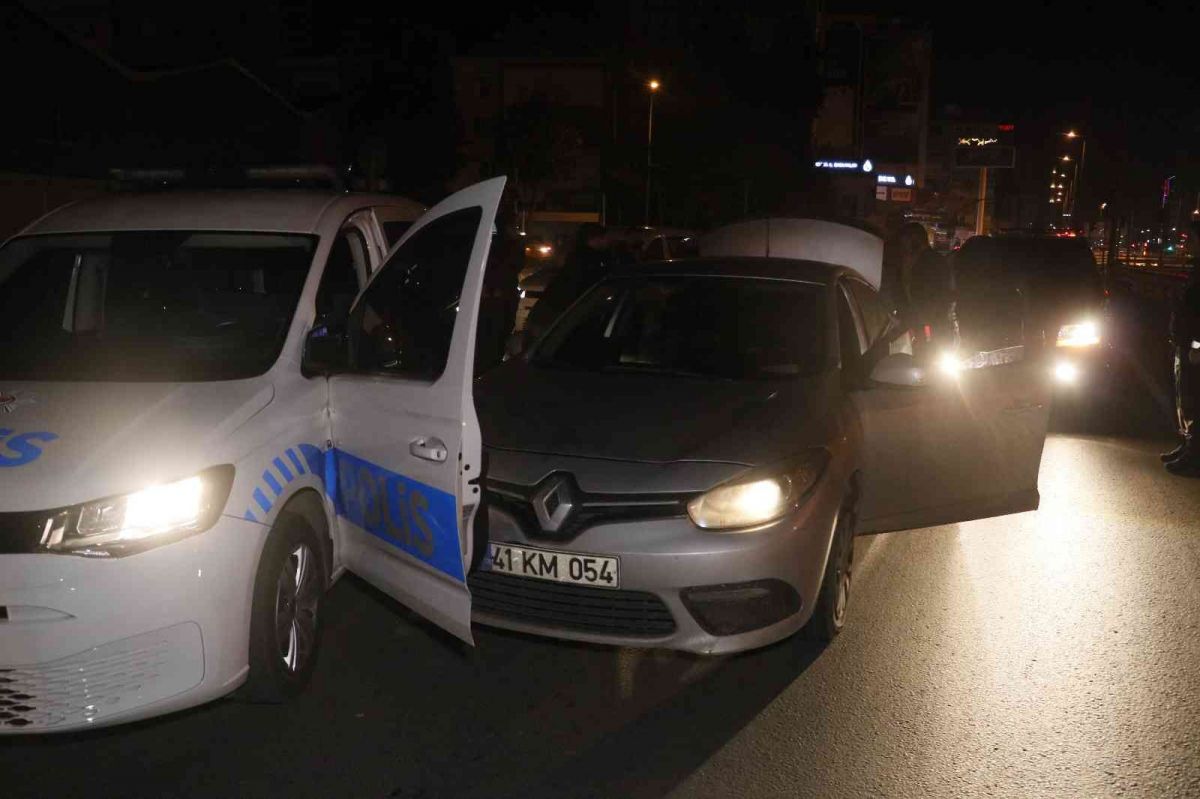 Adana'da önce polise, sonra kendisini kovalayan polis aracına çarpan sürücü yakalandı