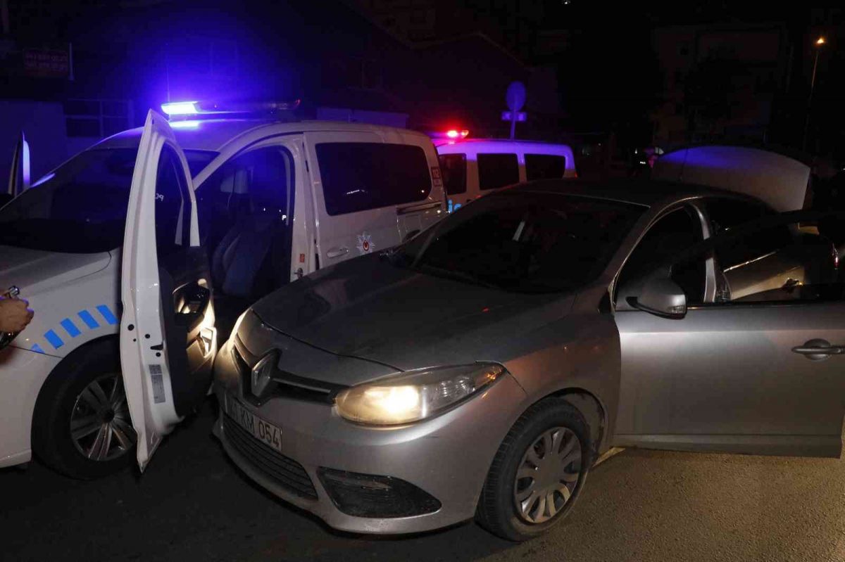 Adana'da önce polise, sonra kendisini kovalayan polis aracına çarpan sürücü yakalandı