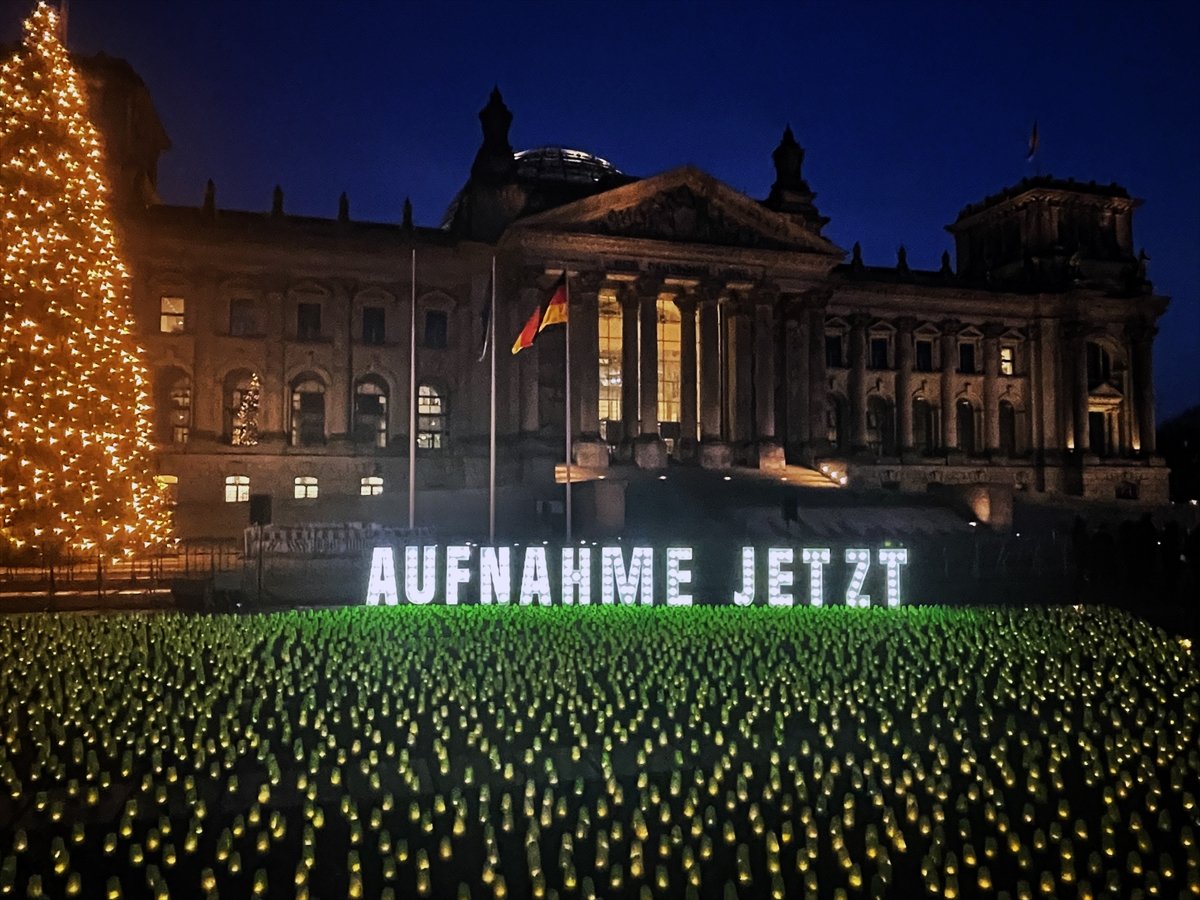 Almanya'da Federal Meclis binasının önünde göçmenler için mumlar yakıldı