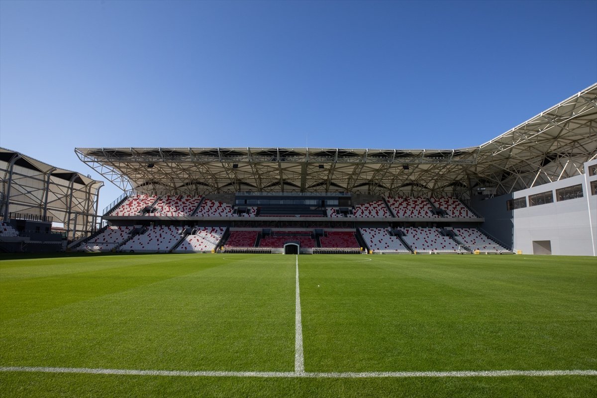 Altay'ın stadının adı 'Alsancak Mustafa Denizli Stadı' oldu