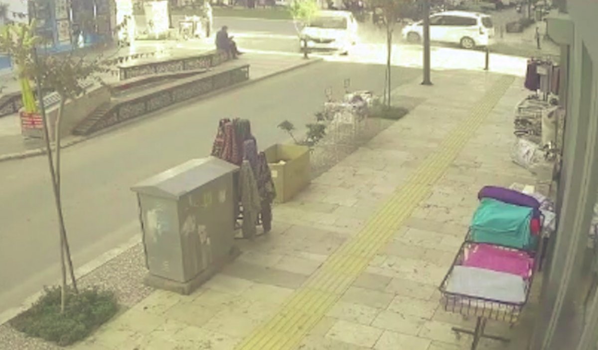 Antalya'da otomobilin altında kalmaktan kurtulan eşine koşup sarıldı