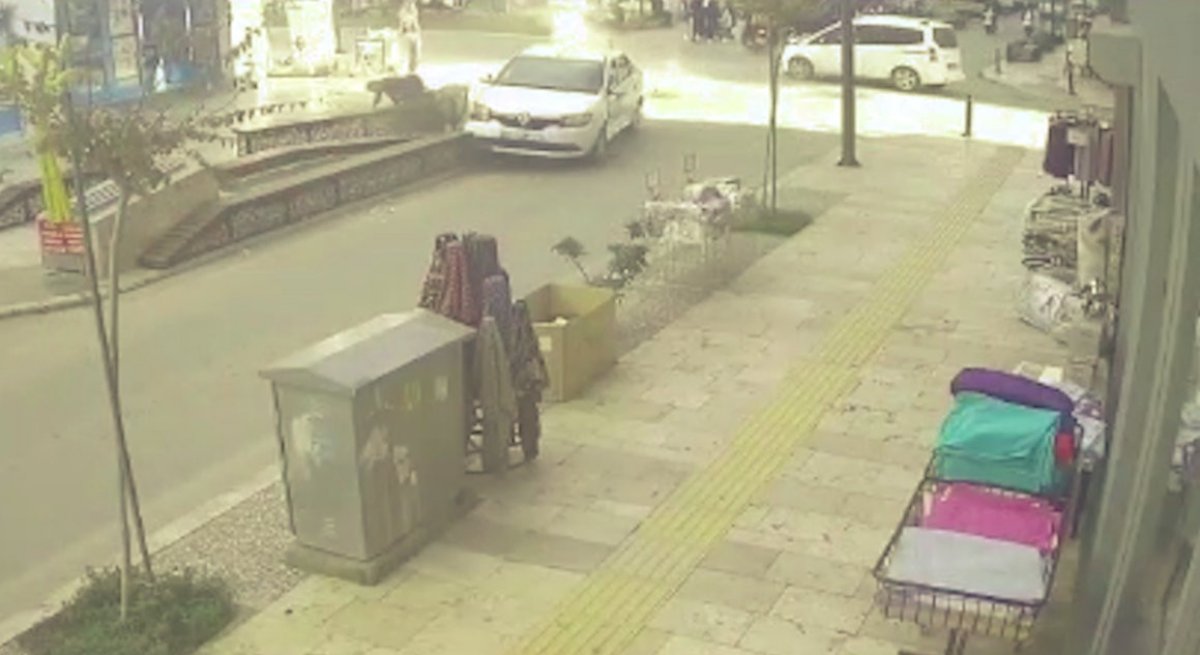 Antalya'da otomobilin altında kalmaktan kurtulan eşine koşup sarıldı