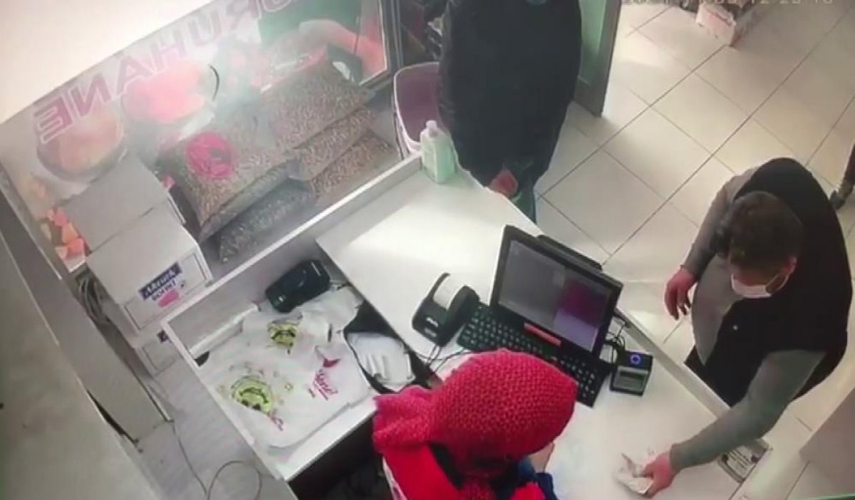 Hırsızlar Haberlere Çıkınca Parayı İade Etti!