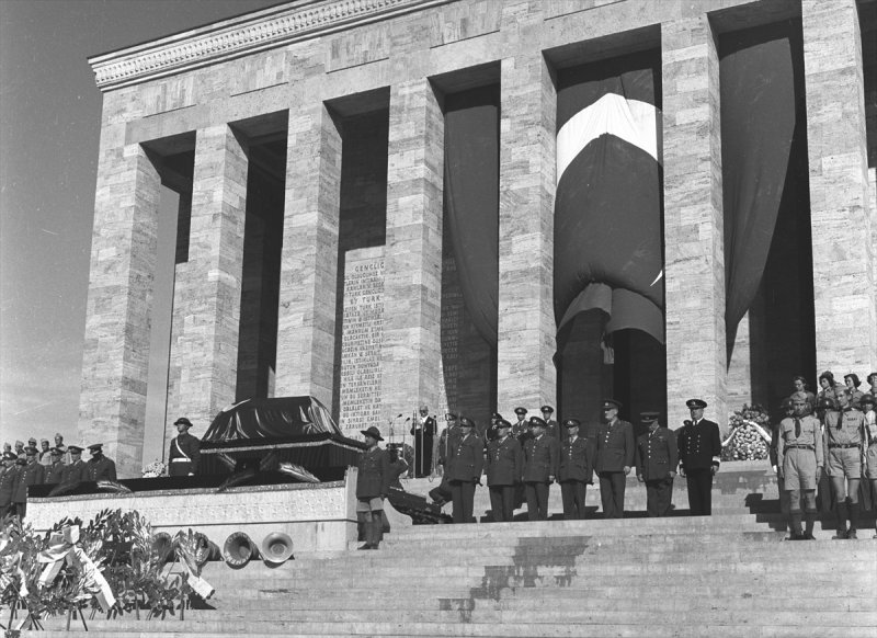 Atatürk'ün Cenazesinden Kameralara Yansıyanlar