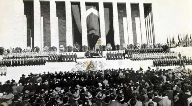 Atatürk'ün Cenazesinden Kameralara Yansıyanlar