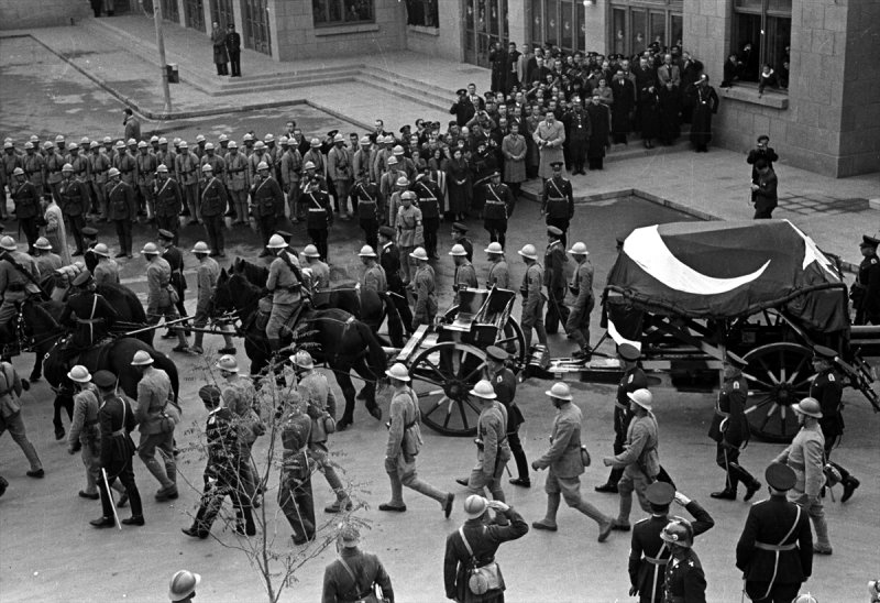 Atatürk'ün Cenazesinden Kameralara Yansıyanlar