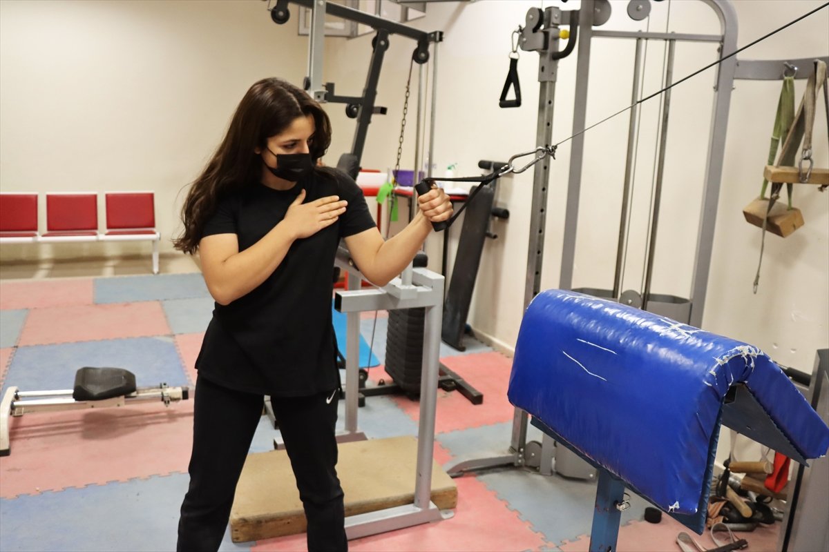 Babasıyla şakalaşırken bilek güreşine başlayan Sude Naz, Dünya Şampiyonu olmak istiyor