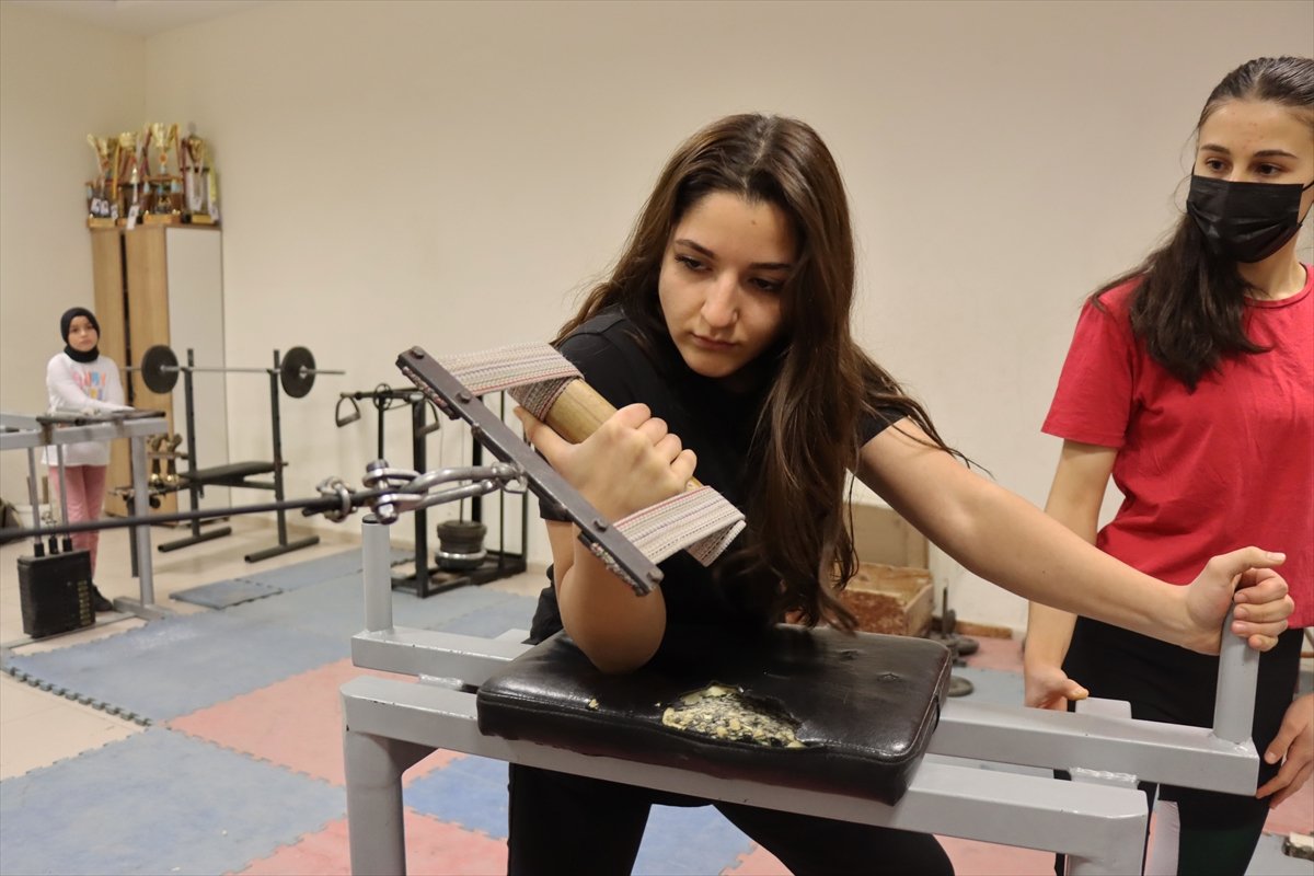 Babasıyla şakalaşırken bilek güreşine başlayan Sude Naz, Dünya Şampiyonu olmak istiyor