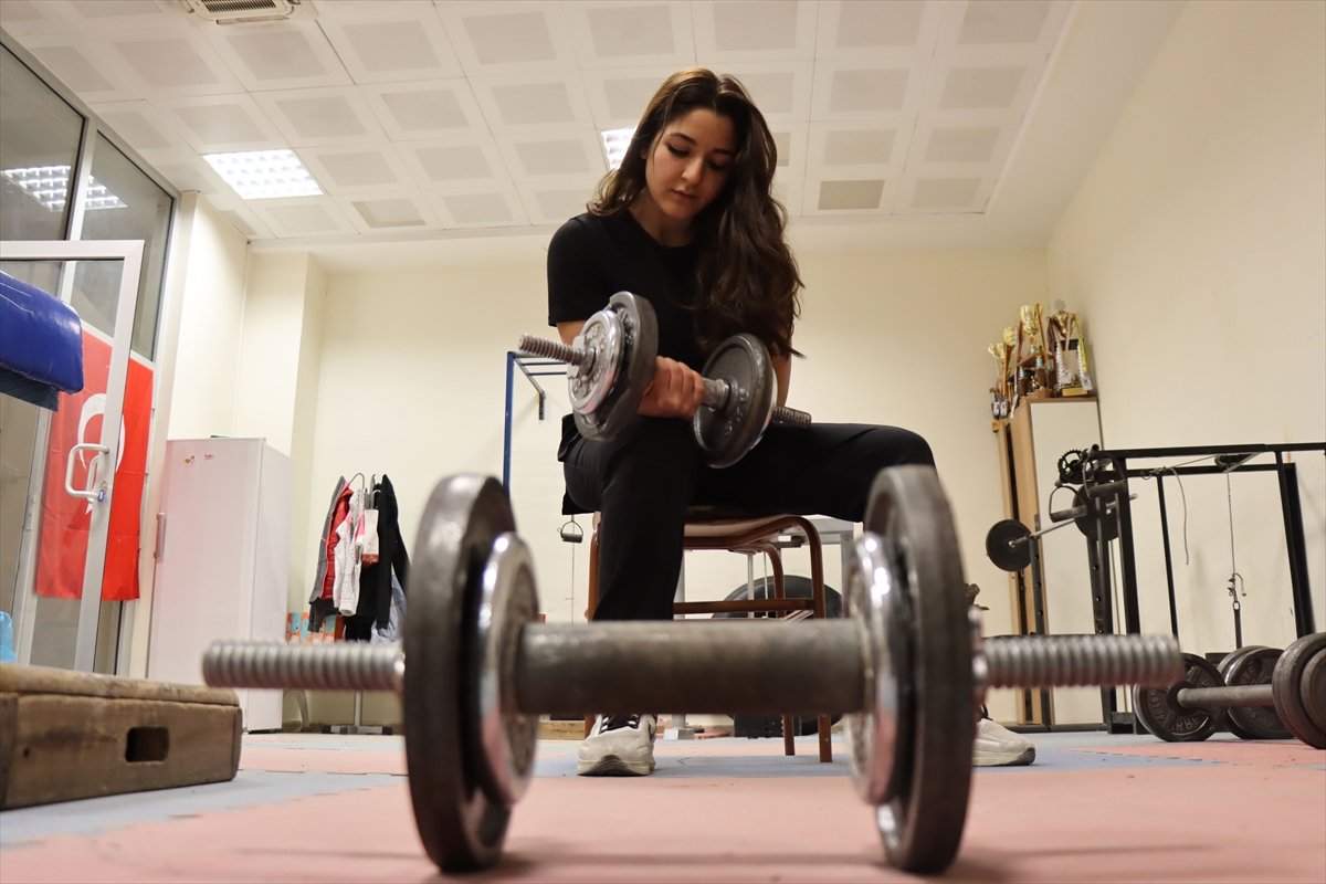 Babasıyla şakalaşırken bilek güreşine başlayan Sude Naz, Dünya Şampiyonu olmak istiyor