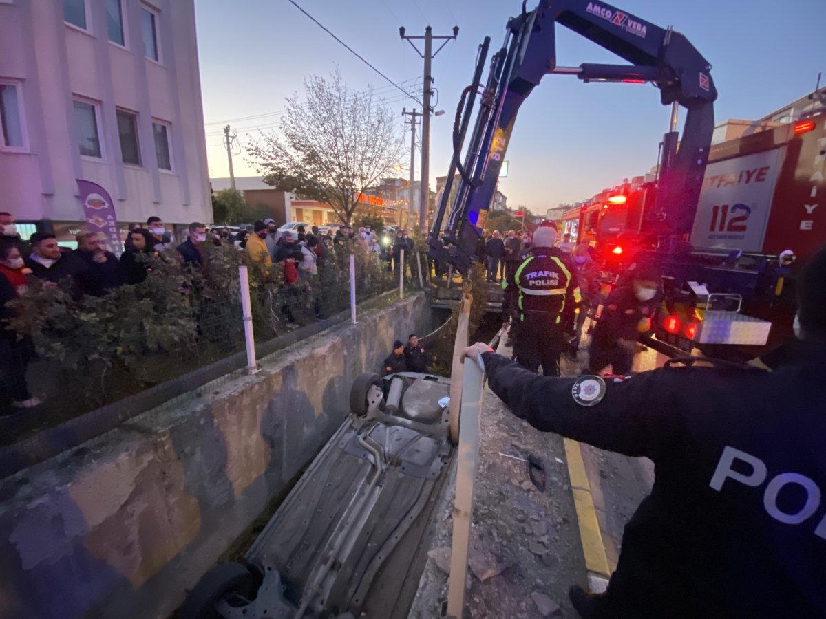 Balıkesir'de su kanalına uçan araçta 3 kişi yaralandı