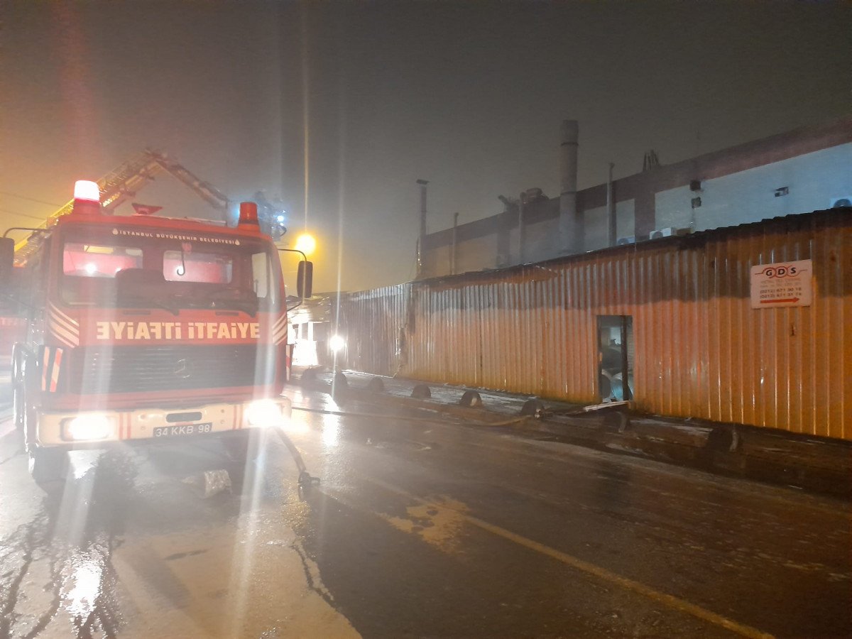 Başakşehir'de demir tel üretim fabrikasında çıkan yangın söndürüldü